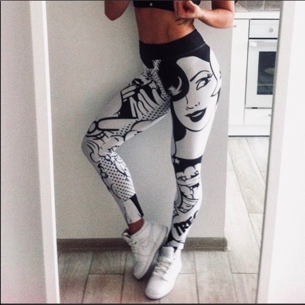 NWT “I LOVE SQUATS” COMIC STRIP DESIGN BLACK WHITE LEGGINGS SIZE SMALL